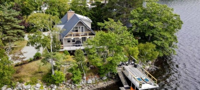 2025 Vacation Rental of the Year cottage completely surrounded by water! in Waverley