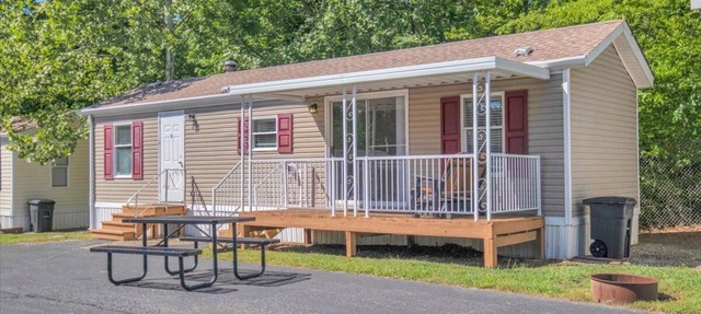 2BR Mountain Cottage w/King Bed | Sleeps 5 in Pigeon Forge