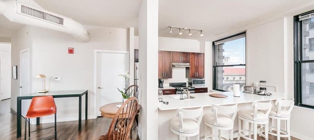 2BR Stunning Lux Apartment Free Parking, Rooftop Deck & Gym, ADA Compliant in Baltimore