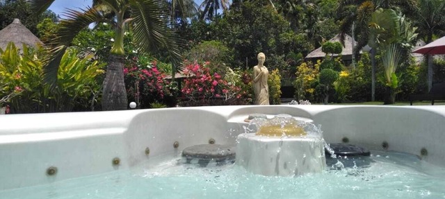 2BR Villa Paradise with swimming pool and jacuzzi near the beach of Senggigi. in Senggigi