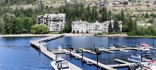 3 Bed 3 bath Penthouse on Mara, Pool, Gym, Steam room in Sicamous