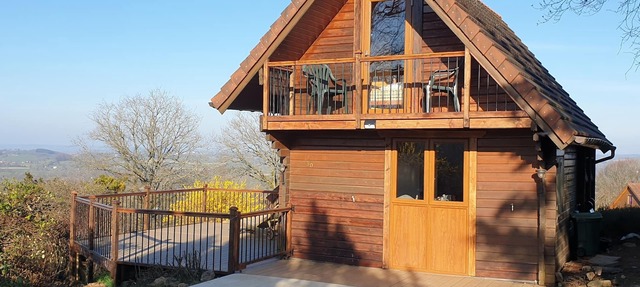 3 Bedroom Chalet/Lodge Stunning Views of Lake & Golf Course. Pool (May to Sept) in Vire-Normandie