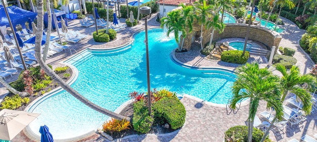 3 Pools, lazy river, walk to 5th ave restaurants! in Naples