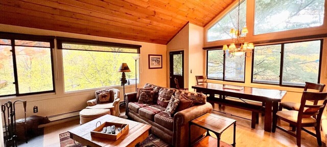 3BR Townhouse Sleeps 7 | Private Deck | Across from Loon | Pool & Hot Tub in Lincoln