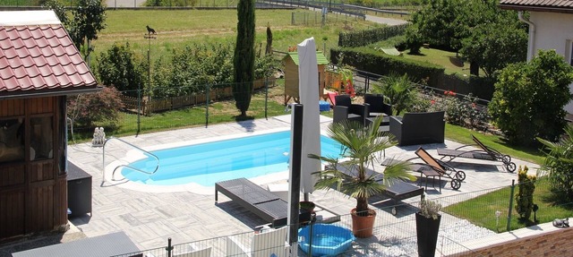 3pc apartment with independent entrance, swimming pool, jacuzzi and garden. in Bevaix
