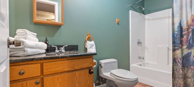 40 min from YNP! 18 Beds! New Bedding! Lots of parking! Sleeps 30+ in Ashton