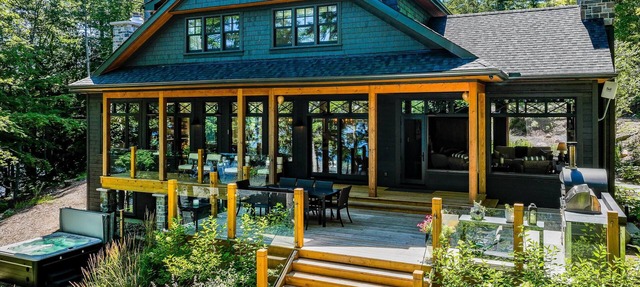 7 bed 6 bath oasis on Lake Muskoka! Boathouse + Bunkie! in Torrance