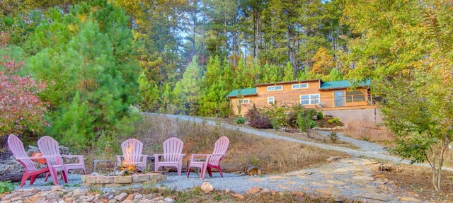 7 Mi to Lake Lure: Mill Spring Cabin w/Hot Tub in Mill Spring