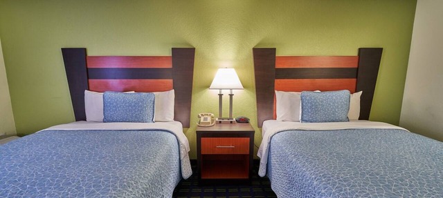 A Place You'll Surely Enjoy! 2 Units with Hot Tub, Indoor Pool, Free Breakfast! in Yarmouth