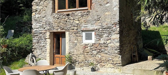 A unique rustic cottage in the woods with a stream—pure nature in Maglio di Colla