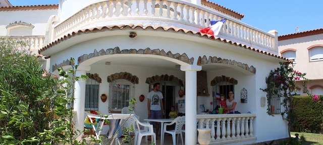 A very pleasant house in a small resort town in Miami Playa