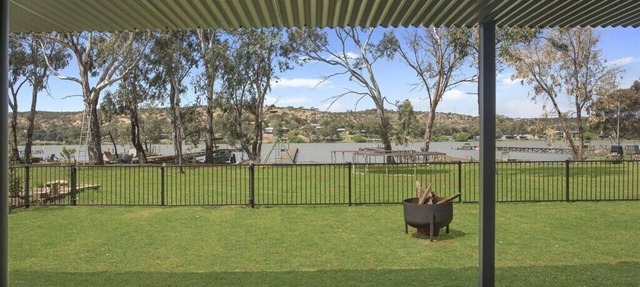 Absolute Waterfront Bliss – Pet Friendly, Seperate living areas, Family Shack. in Pellaring Flat