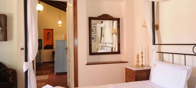 Agapi, A Beautiful small apartment with big veranda, perfect for a couple in Chania