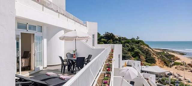 Always a Great Idea To Unwind! 4 Fully-furnished Suites with Balcony, Sea View! in Albufeira