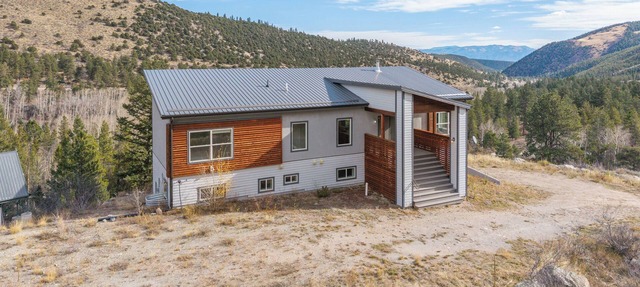 Amazing modern mountain home perched high on a hill overlooking breathtaking 360 panoramic views, yet only one minute off highway 50. You're minutes away from the Colorado trail that takes you to the Continental Divide. in Salida