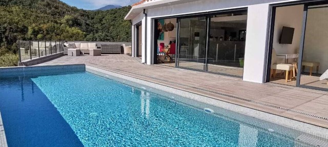 Architect-designed villa, heated infinity pool, stunning view, WLAN in Arles-sur-Tech
