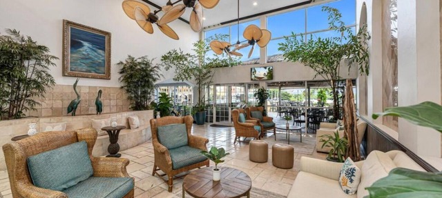 Beach Vacay Waterfront! Gorgeous Unit with Bay View! Pool, Hot tub and Parking! in Naples