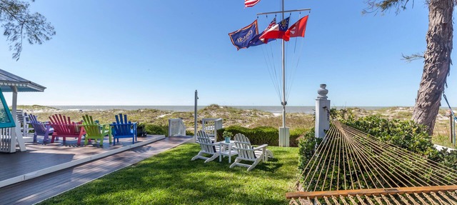Beachfront, Chic a si Cottage, original vintage Florida charm right on the Gulf in Indian Rocks Beach