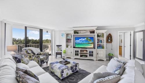 Beachfront condo in resort-style community with pool in Marco Island