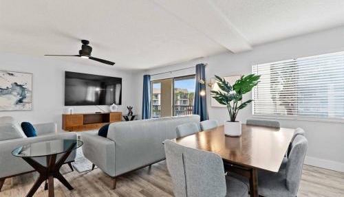 Beachfront resort Heated Pool 3King beds 85in TV BBQ in Saint Augustine Beach