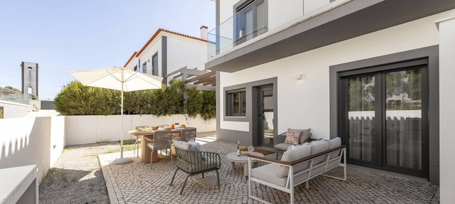 Beachside Hideaway - Elegant Coastal Getaway in Peniche