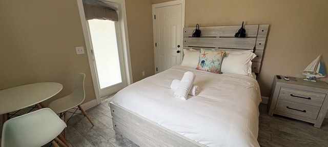 🏖️ Beachside Studio Escape | Unit 1 in Treasure Island