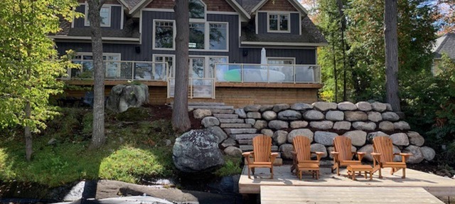 Beautiful open-concept cottage on Moon River! 10 Minute walk to Bala! in Bala