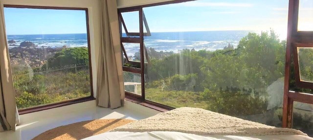 Beautiful Sea front cottage right on the Atlantic ocean. in Rooi-Els