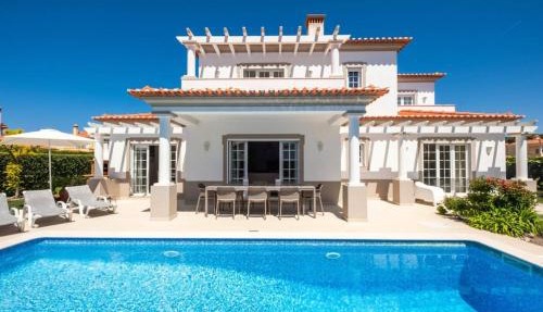 Beautiful villa newly renovated in 2024 on top Portuguese resort in Amoreira