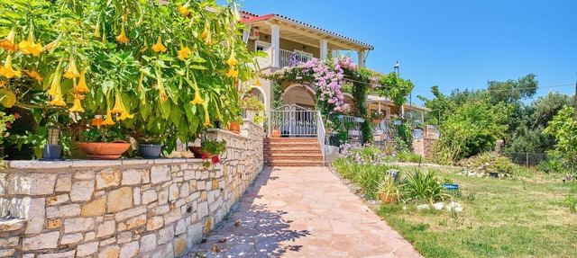 Bougainvillea Escape Cottage in Corfu