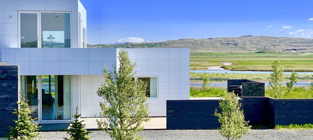 Brún Golden Circle Villa, Private Hot Tub & River Views, Walk to Laugarás Lagoon in Selfoss
