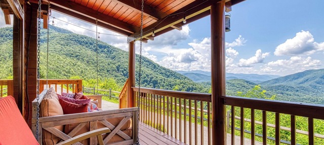 Breathtaking Smoky Mountain Views-Hot Tub-Porch Swing-Refined Rustic Retreat in Sevierville