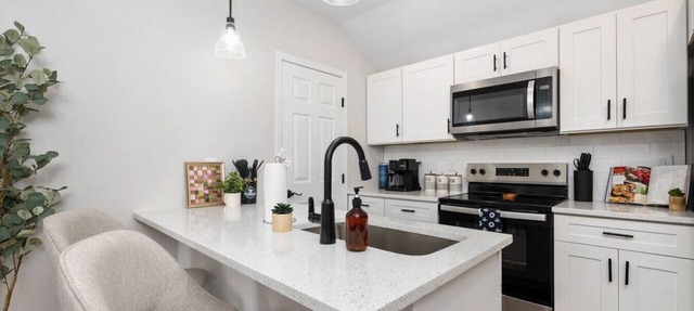 Bright 1-Bed Carriage Apartment with Garage Parking in Walkable Columbus Location in Columbus