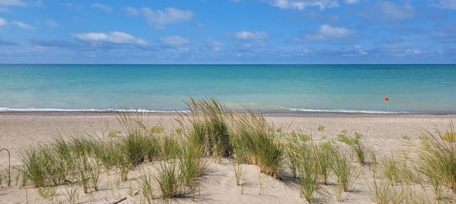 Bright beach house, white sand & stunning sunsets! in Goderich