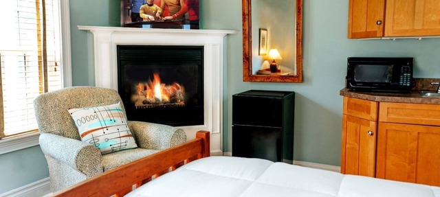 Bright Queen Room with Fireplace & Skylight - Steps from Downtown Provincetown in Provincetown