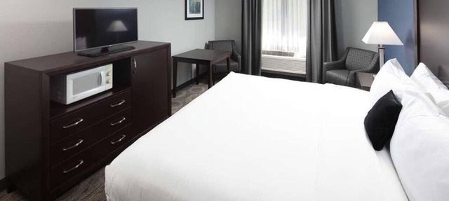 Budget-friendly Accommodation! Onsite Pool, Free Parking & Breakfast! in Sequim