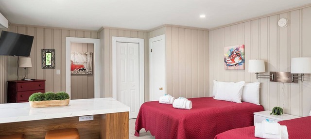 Cabin 31 at Historic Sandy Point Resort W/Boat Slip and Onsite Boat Ramp in Alton