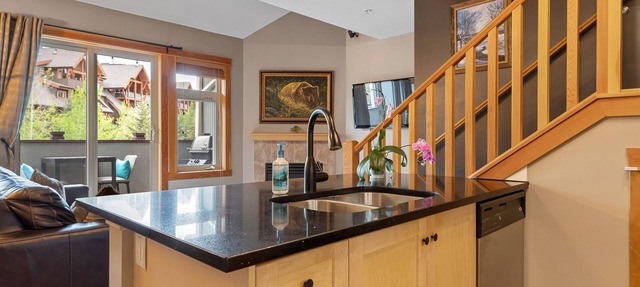 Canmore Penthouse Loft/Round Heated Outdoor Pool in Canmore