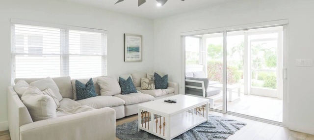 Cayman Beach Escape - luxury ground floor 2BR in Savannah