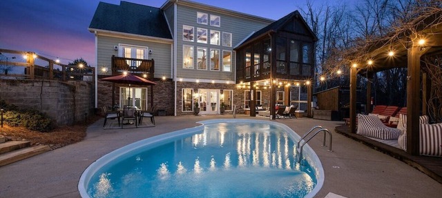 Cedar Peak - Pool, Hot Tub & Gym, Sleeps 24 in Cheatham County