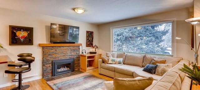 ~ Central Boulder Gem - Walk to CU/Folsom - 20 acre park out the back gate ~ in Boulder