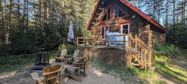 Chalet en bois rond Cerisier ! in Rivière-Rouge