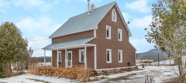 Charming centennial farmhouse minutes away from Mont-Tremblant in Brébeuf