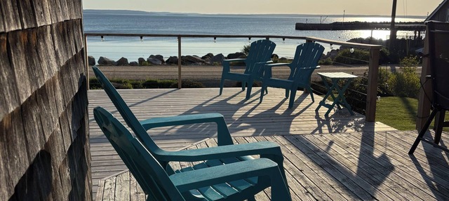 Charming coastal beach house, with beautiful ocean views in Hubbards