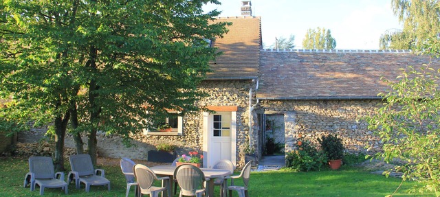 Charming, comfortable 3-star gite in the center of a quiet, wooded village. in Houlbec-Cocherel