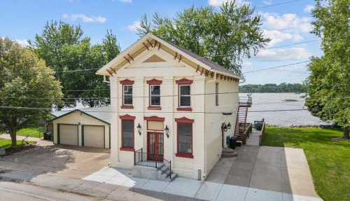 Charming Cottage on the Mississipi River in Pleasant Valley