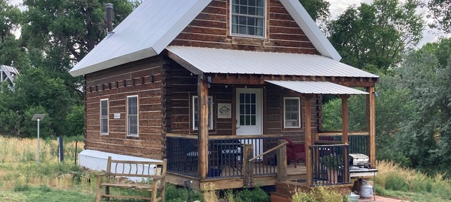 Charming Creekside Cabin next to 4 Mile Creek with mountain views. Dog friendly! in Cañon City