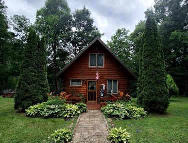 Charming Creekside Log Cabin with Wood Burning Stove Overlooking the Neshannock Creek, Western PA in Volant
