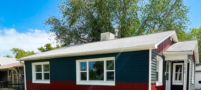 Charming downtown pet friendly 1950's home with an enclosed yard & hammock in Fruita