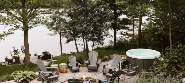Charming Four Seasons Lake Front Renovated Cottage in Bala, Moon River Muskoka in Bala